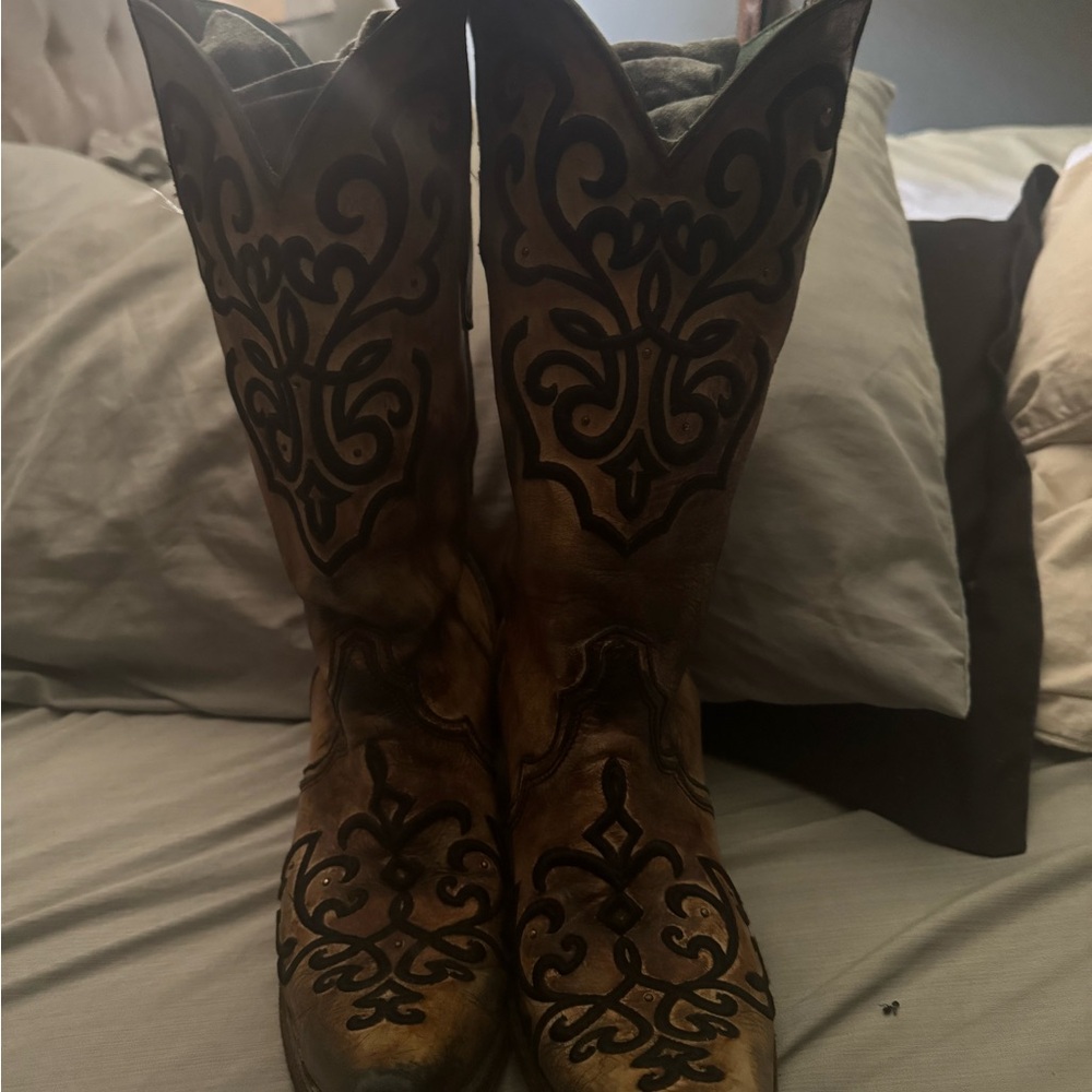 Women’s corral snip-toe boots 9M